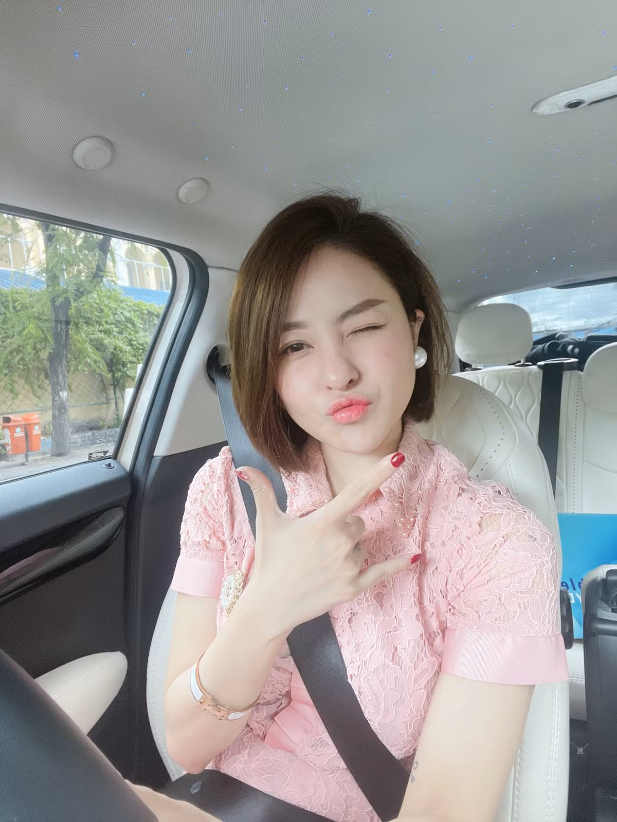 Vui vì lâu rồi mới lại biết yêu song gái xinh 9X Trâm Anh lại trăn trở chuyện yêu ai cũng dễ "toang". Cụ thể, hot girl Thanh Hóa chia sẻ: "Cơ mà tui chỉ sợ dính lời nguyền. Cứ xác định yêu ai là toang nhanh gọn. Trời thương cho tui hạnh phúc lâu tí coi. Đội ơn ông trời".