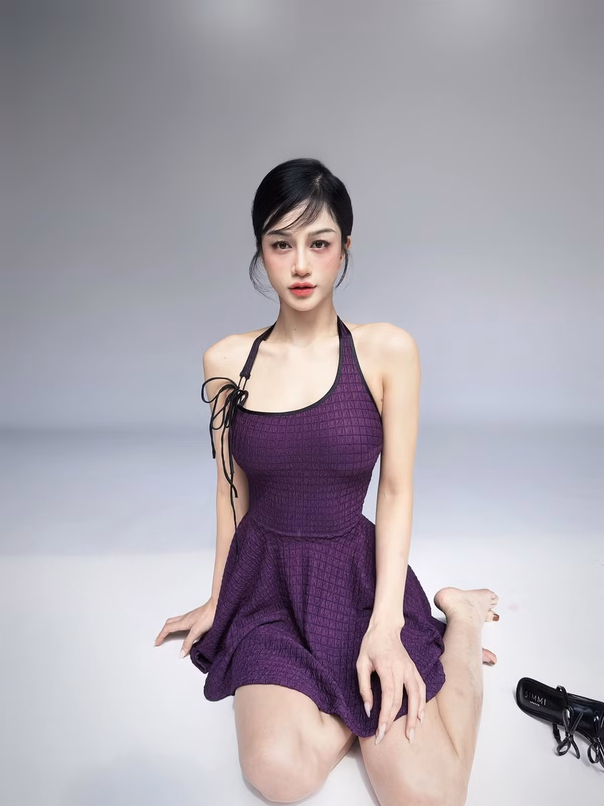 Nhờ thân hình chuẩn mà Ngọc Bích không ngại diễn những trang phục gợi cảm.