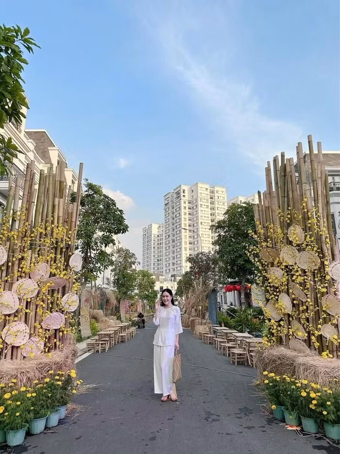 Theo hình nữ đại quận 7, chợ quân được xây dựng ngay khu nhà, nơi gia đình cô sinh sống.