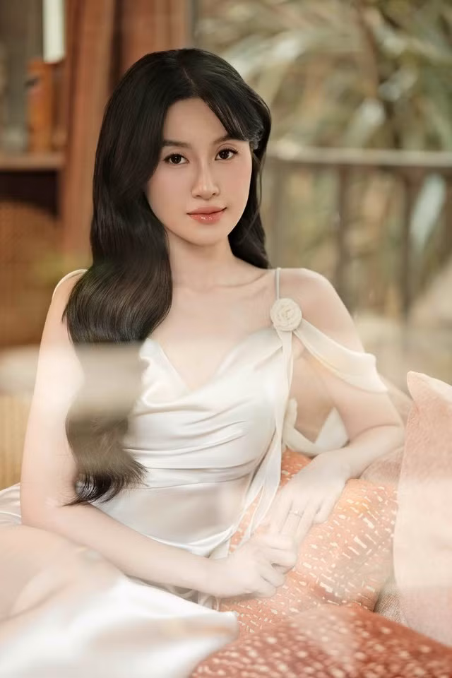 Đáng chú ý, dân mạng tập trung nhiều vào cái nhướn mày của Bí Đỏ trong khi trình diễn. Một số người cho rằng cô đang giao tiếp ánh mắt với bạn diễn, nhắc hướng di chuyển một cách khéo léo, tinh tế để không làm ảnh hưởng đến tiến độ chung.