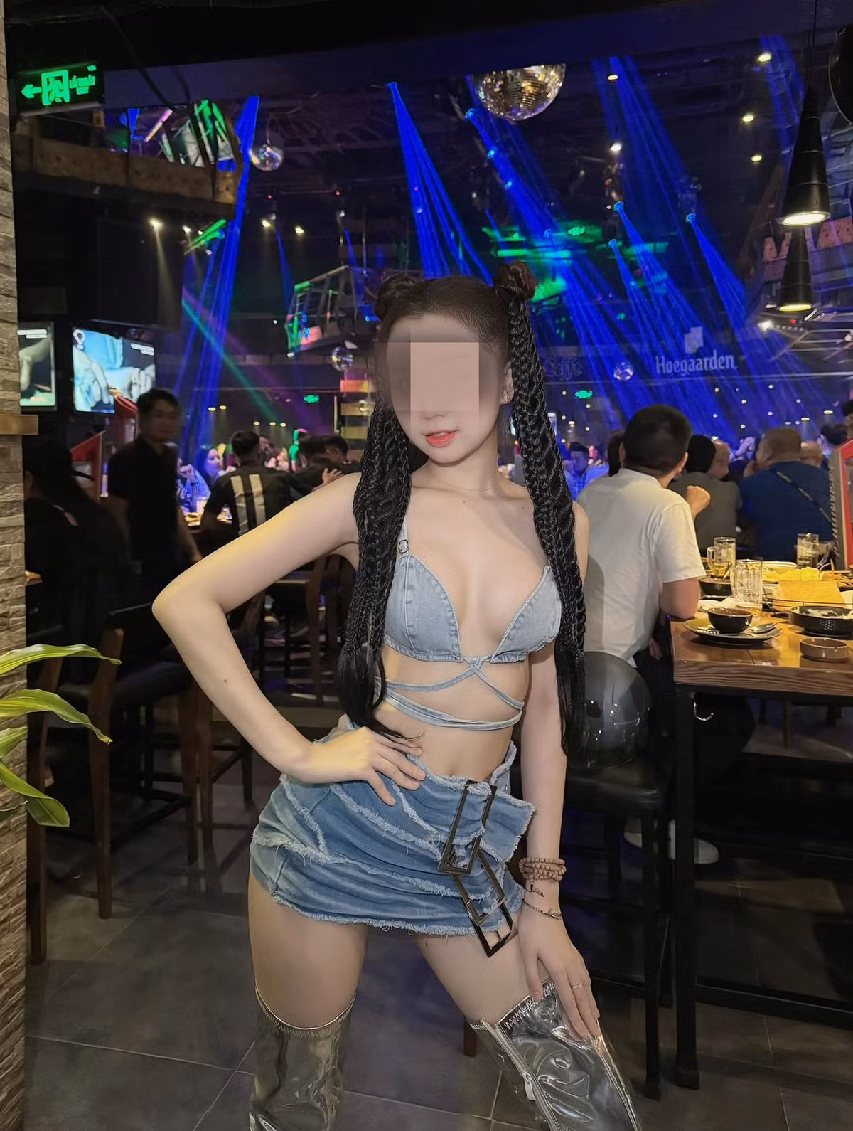 Nhiều người cho rằng, để được công nhận là dancer, cần phải có kỹ năng vũ đạo chuyên nghiệp và không nên lợi dụng hình ảnh gợi cảm để thu hút sự chú ý.