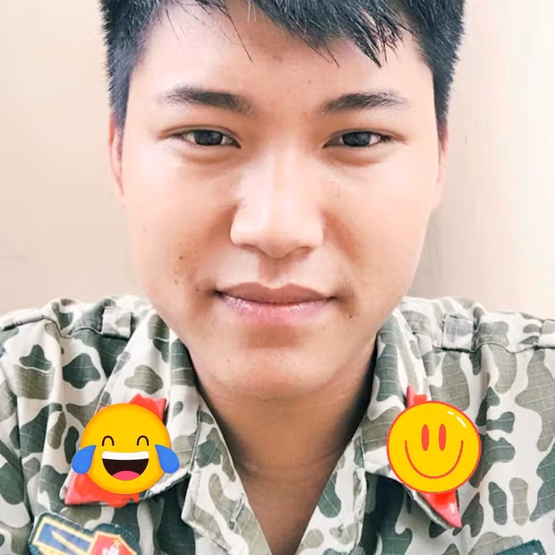 Tất nhiên, không phải lúc nào Mũi trưởng cũng nghiêm nghị. Anh chính là kiểu đàn ông bên ngoài lạnh lùng, bên trong ấm áp, cười lên 1 cái "xỉu up xỉu down".