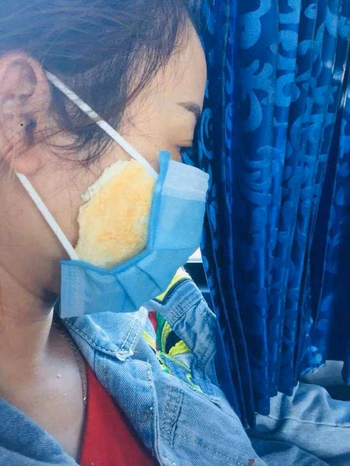 Phía trong chiếc khẩu trang là lớp bánh mì.