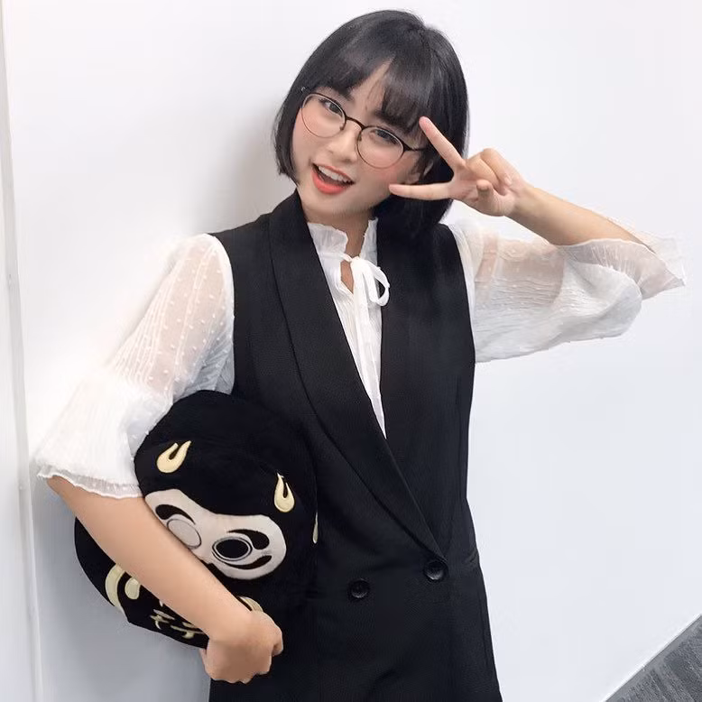 Trang tin LMHT của Trung Quốc là Famulei đã dành nhiều lời khen ngợi về đến hot girl Sài thành, ngoài ra còn có trang eSports Invenglobal thực hiện phỏng vấn ngắn với nữ MC tài năng.