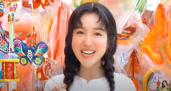 Mới đây, Elly Trần đã khoe trên Youtube khoảnh khắc rũ bỏ những bộ cánh gợi cảm, diện đồ kín đáo xuống phố dạo chơi mùa trung thu. Hot mom tết tóc giản dị, để tóc mái phồng, trang điểm khá xinh đẹp.