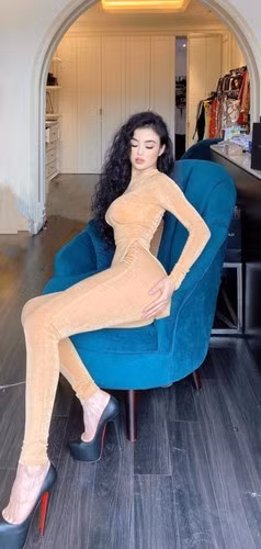 Cách đây chưa lâu, Julia Hồ khoe hình xăm lớn ở đùi và vòng ba.