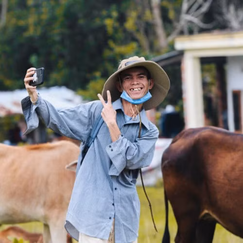 Sô Y Tiết từng chia sẻ, cô gái người dân tộc Tày này vì mến thương hoàn cảnh của anh rất giống mình nên đã nên duyên. Hiện tại, cả hai vừa đón con trai đầu lòng chào đời.