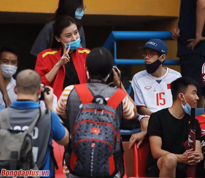 Sự xuất hiện của Huyền My trên sân ngay lập tức thu hút sự quan tâm của giới truyền thông. Ảnh: Bongdaplus.