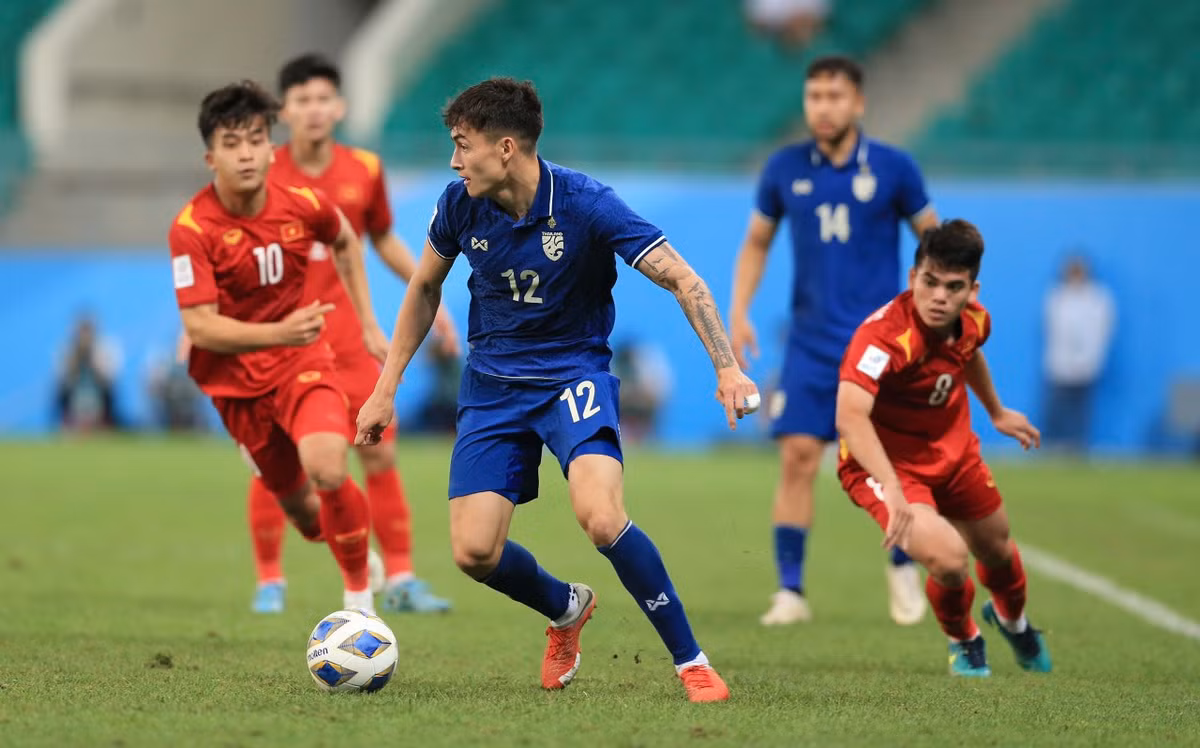 Những phút cuối, U23 Thái Lan nỗ lực dồn toàn bộ đội hình lên tìm kiếm bàn gỡ. Đội bóng này có những tình huống hãm thành rất nguy hiểm từ các tình huống phạt góc.