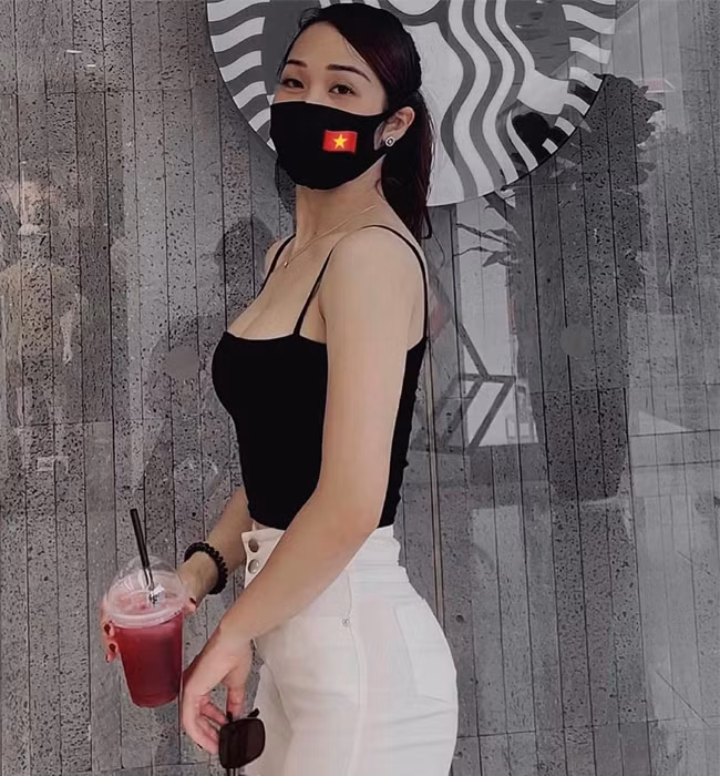 Chẳng những khoe khéo đường cong quyến rũ mà Phương Thảo còn tôn đôi chân dài nuột nà trong mọi trang phục.