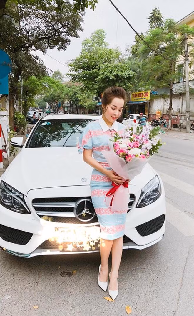 Trên trang cá nhân của mình, Minh Hương tự hào chia sẽ: “Nhỏ thôi nhưng là của mình. Chào đón em bằng cả trái tim và chúng ta sẽ nhanh chóng hoàn thiện để cùng bên nhau nhé”.
