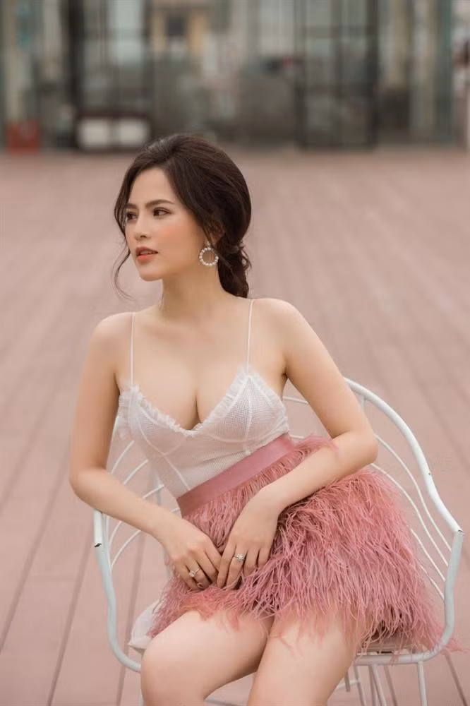 Phi Huyền Trang là hot girl phim hài nổi tiếng Youtube với series Ghiền Mì Gõ. Trước đó, cô nàng từng tham gia nhiều phim như Không thể ngừng yêu (2014) hay phim điện ảnh Lời nguyền gia tộc (2017).