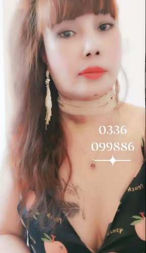 Dẫu vậy, cô dâu 62 tuổi vẫn rất tự tin chụp ảnh, livestream bán hàng.