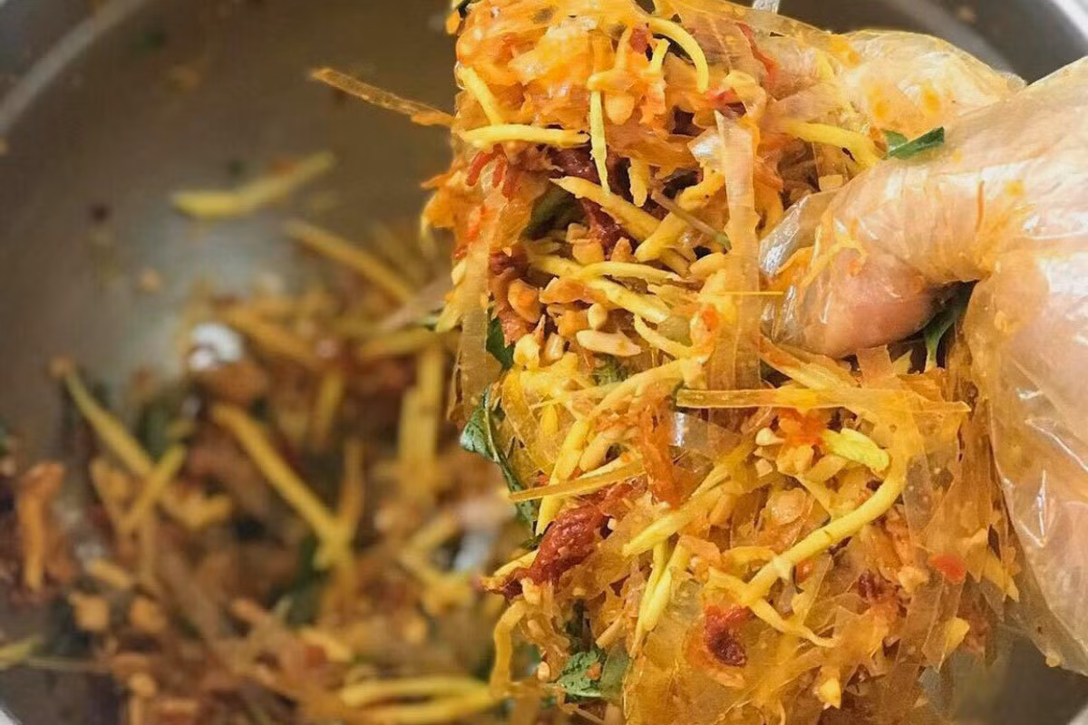 Tuy biết đây chỉ là “con sâu bỏ rầu nồi canh” nhưng không ít người khá hãi hùng trước cảnh tượng ấy, thậm chí còn nhắc nhở nhau phải kiểm tra nguồn gốc xuất xứ rõ ràng trước khi mua để đảm bảo chất lượng.