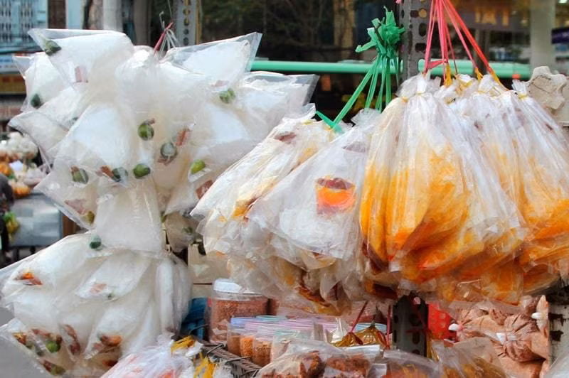 Đính kèm là dòng chú thích: “Nghỉ ăn bánh tráng trộn chưa?” khiến nhiều người phải suy ngẫm.