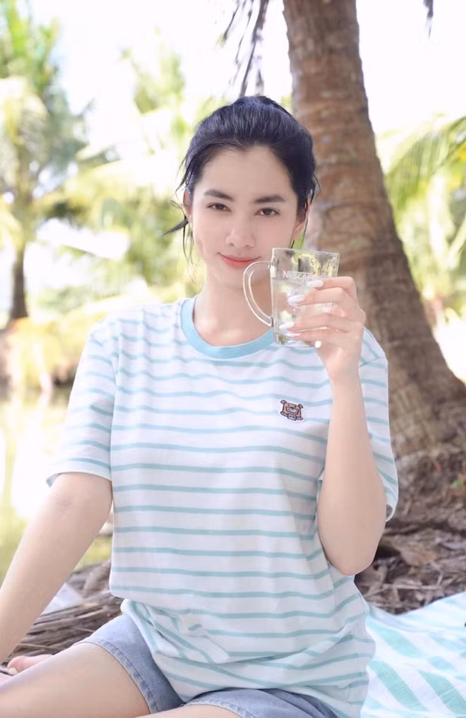 Cẩm Đan thậm chí còn xinh đến độ vượt qua cả được lời nguyền con gái lúc ở nhà và khi lên đồ mà nhiều cô nàng thường gặp. Bằng chứng là mới đây, khi khoe loạt ảnh về quê ăn Tết, gái xinh An Giang một lần nữa khiến mọi người phải trầm trồ lên xuống.