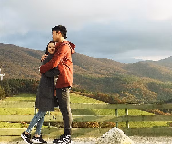 Năm 2018, Nhuệ Giang từng gây tranh cãi khi đăng ảnh chụp những món quà chồng nhận được cùng dòng chú thích: "Các em gửi bao nhiêu đồ chỉ báu chị thôi". Hành động này của cô khiến nhiều người hâm mộ bức xúc.