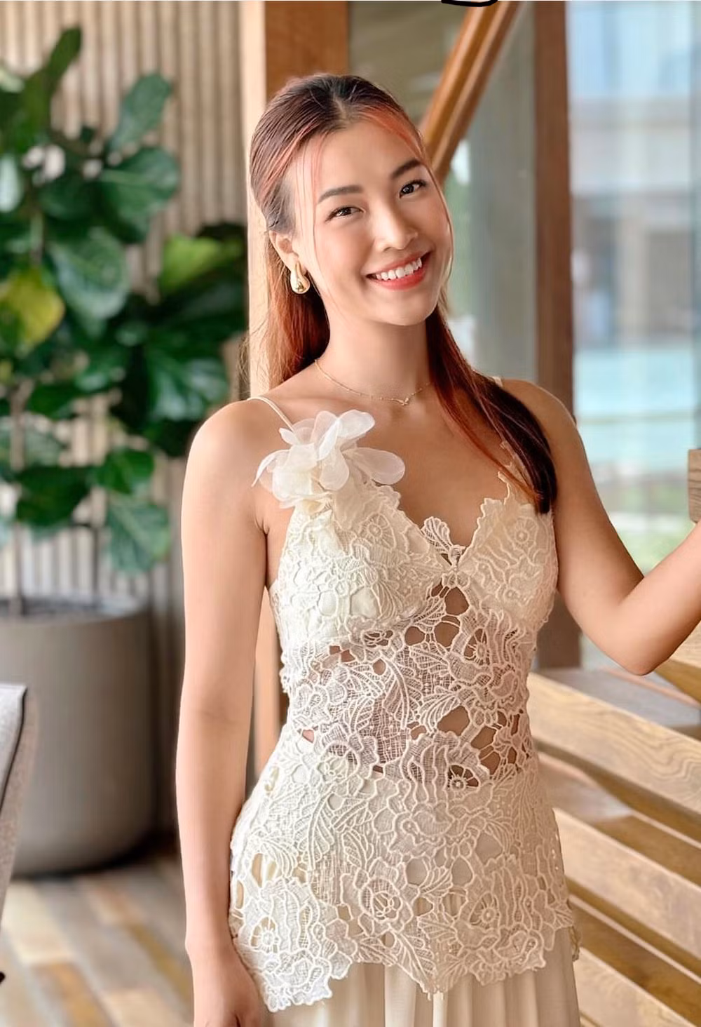 Thời gian gần đây, Hoàng Oanh nhận được nhiều sự chú ý khi tham gia show Anh Trai Vượt Ngàn Chông Gai. Nữ MC bị cho là có những giây phút tung hứng thiếu tinh tế trong chương trình, như màn ôm chầm lấy Binz.