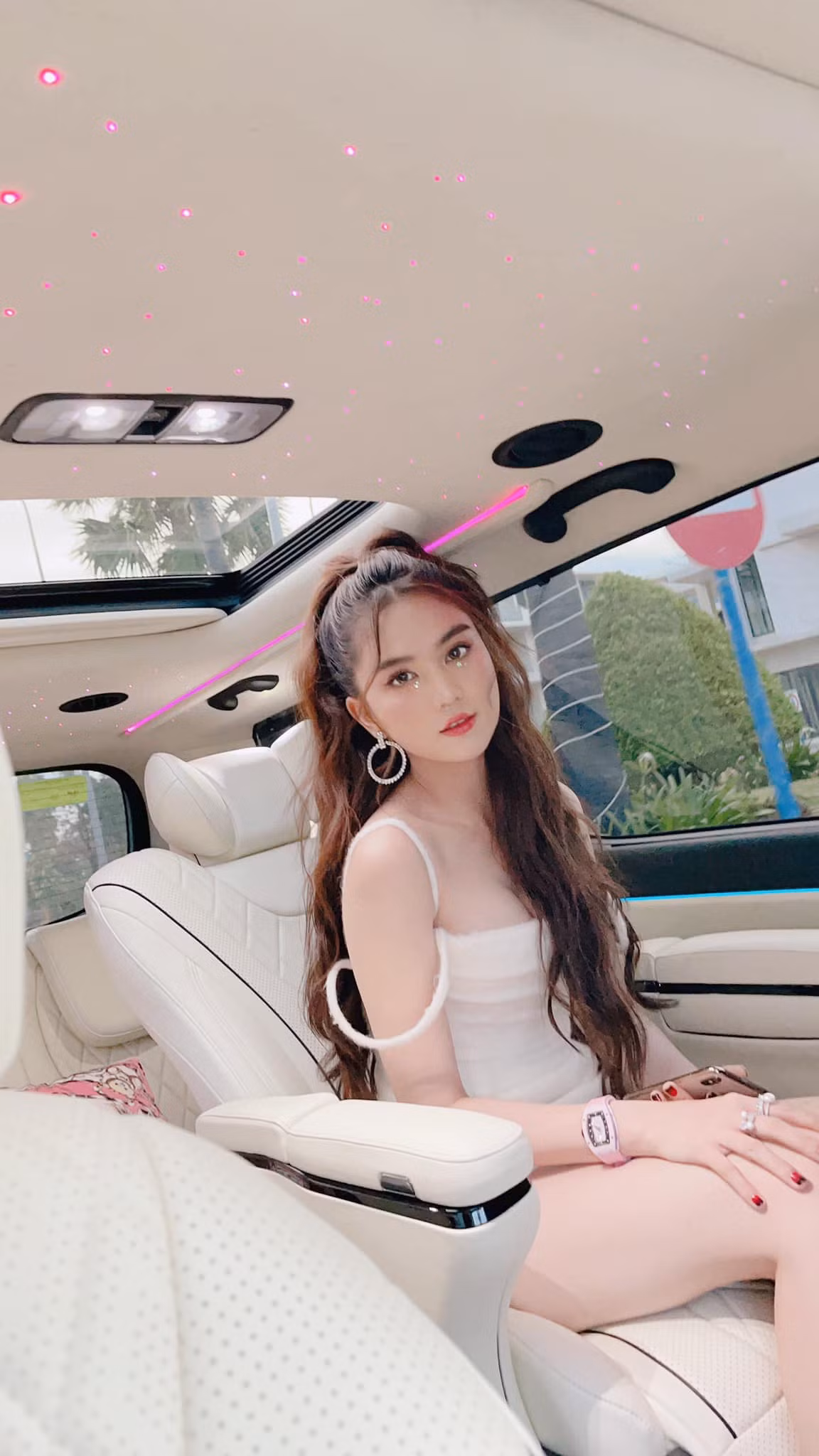 Cách đây không lâu, khi khoe đoạn clip thử bikini quyến rũ, Ngọc Trinh đã khiến fan tá hỏa vì vòng 2 ngấn mỡ.