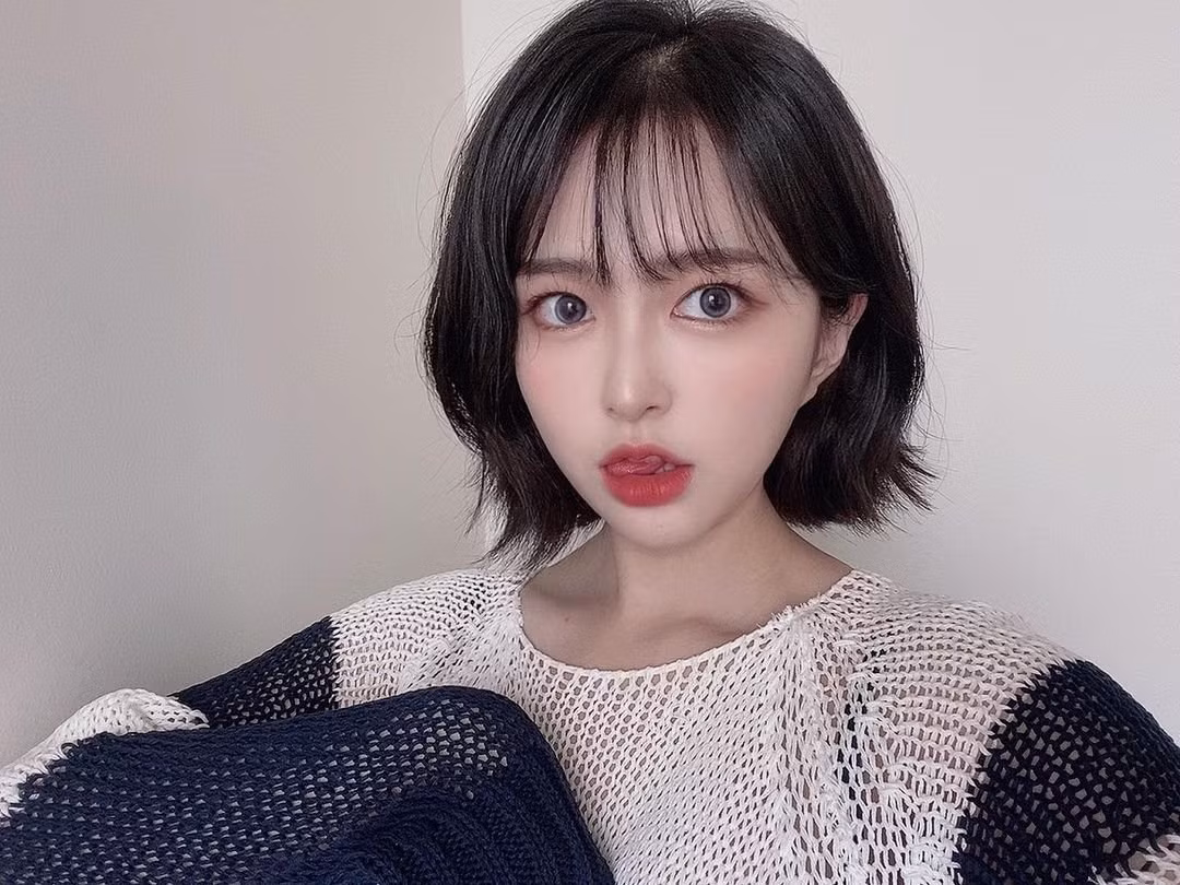 Có thể thấy ngay sau sự cố lộ nội y, Bang-gyu cũng kịp thời nhận ra tình hình, sau đó vẫn giữ điệu cười gượng gạo và cố lấy tay che đậy, sau đó dần dần bước ra khỏi camera đồng thời tắt sóng livestream ngay sau đó.