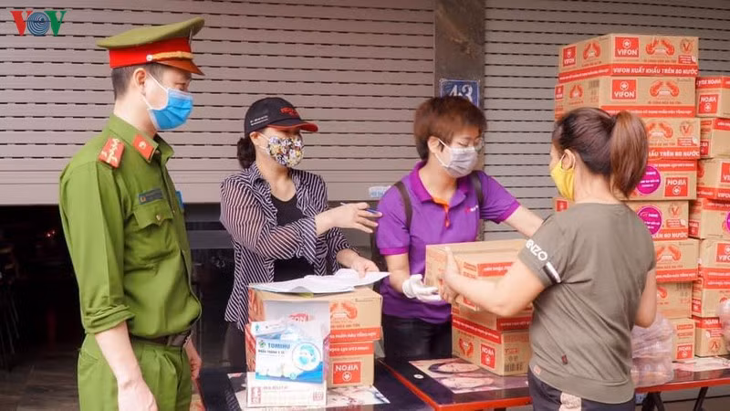 “ATM mi tom” cua bac si va tinh nguyen vien tang cho nguoi ngheo