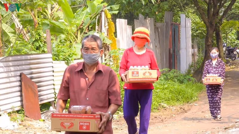 “ATM mi tom” cua bac si va tinh nguyen vien tang cho nguoi ngheo-Hinh-3
