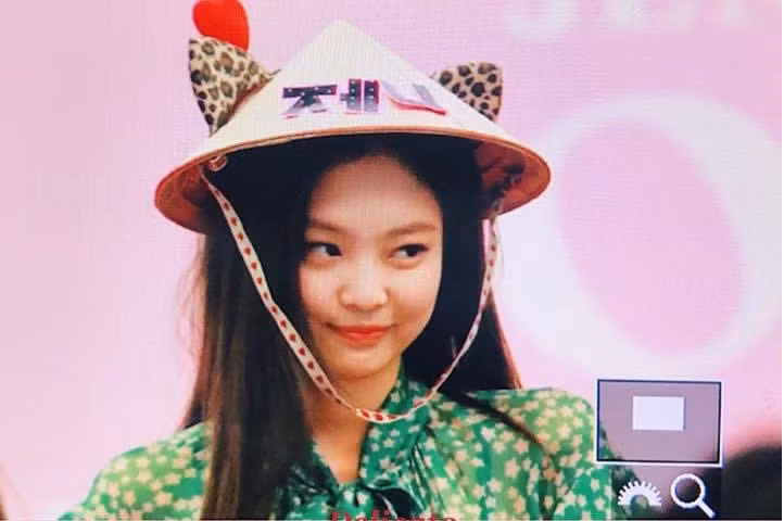 Nhắc đến những idol Hàn Quốc từng đội nón lá Việt Nam, người hâm mộ Kpop không thể bỏ qua BLACKPINK. Trong một buổi fansign, fan đã tặng Jisoo, Jennie và Rosé chiếc nón được trang trí đầy ấn tượng.