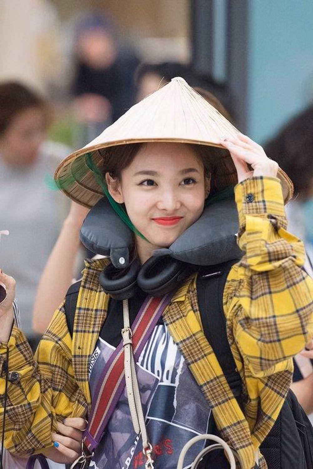 Naeyeon trông như một cô gái miền quê khi đội nón lá Việt.
