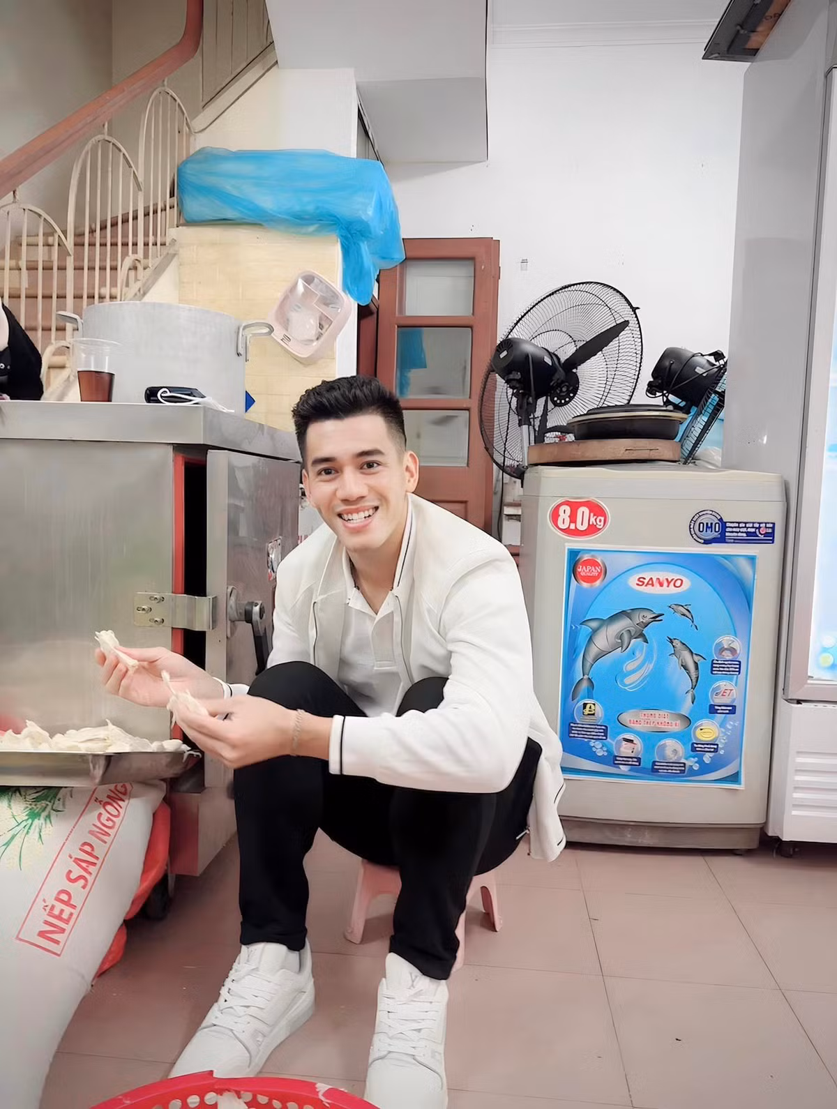 Cứ có dịp rảnh là chàng cầu thủ đi giúp đỡ những hoàn cảnh khó khăn.