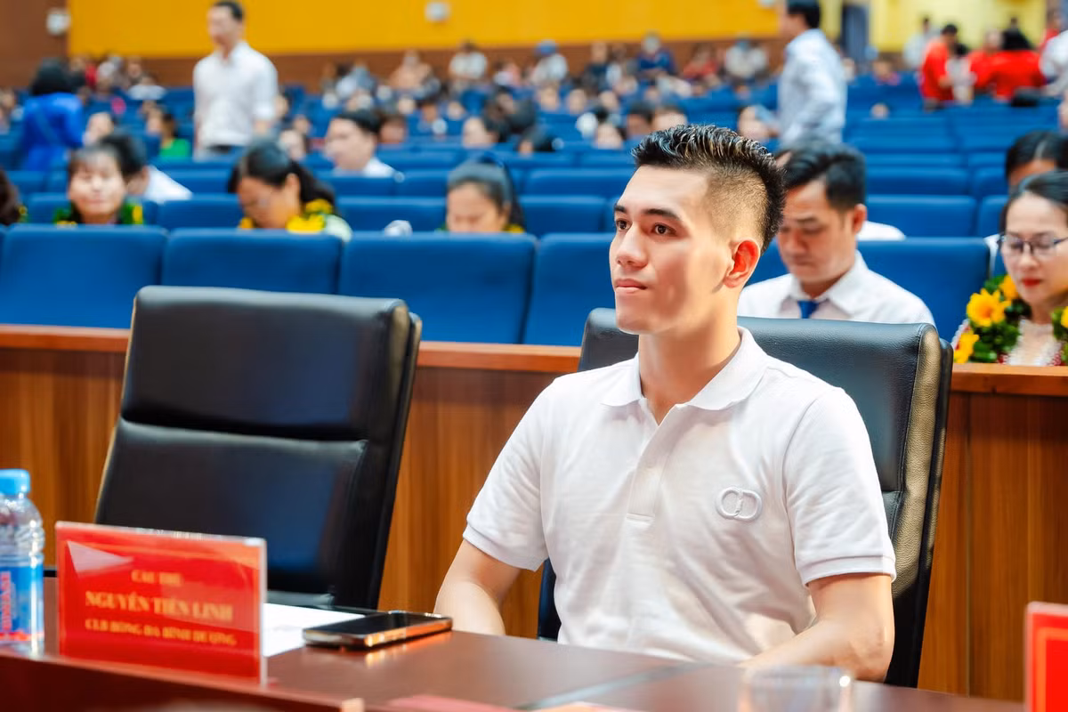 Quán cafe Ngọc Lan của gia đình Tiến Linh xin trích 1 tháng doanh thu của quán với mong muốn san sẻ khó khăn cũng như nỗi buồn với đồng bào yêu thương đang phải chịu nhiều mất mát. Đất nước Việt Nam anh hùng vượt qua tất cả”. Tiền đạo tuyển Việt Nam nói thêm.