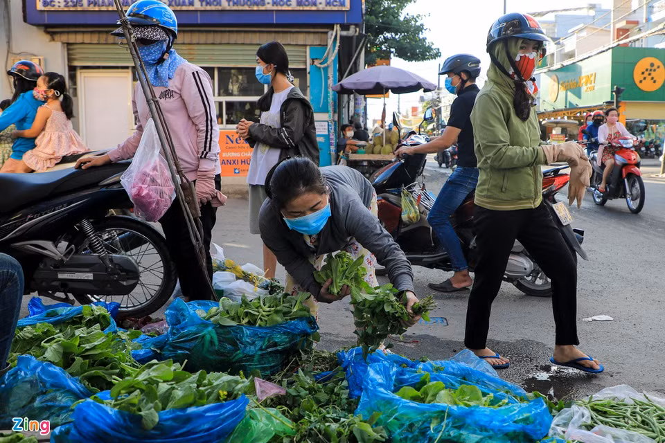 Chỉ thị số 10 yêu cơ quan chức năng phải tăng cường xử lý nghiêm các hành vi vi phạm công tác phòng, chống dịch Covid-19. Chủ tịch UBND TP Thủ Đức và các quận, huyện chịu trách nhiệm nếu để tập trung quá 3 người tại nơi công cộng, ngoài phạm vi công sở, trường học, bệnh viện.