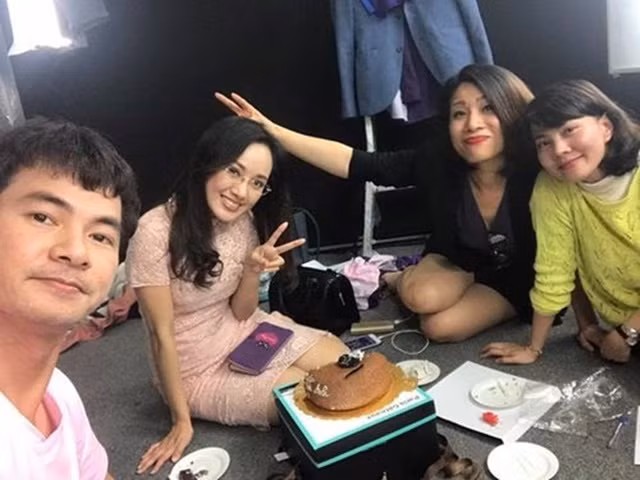 Trên trang cá nhân, NSƯT Xuân Bắc viết gắn kém hastag nữ BTV rằng: "Không lòe loẹt, không diêm dúa, không màu mè, không xe sang và lung linh ánh sáng. Anh em tôi đánh bắt xa bờ! Hehehe".