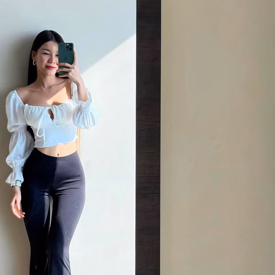 Yến Xuân là nàng WAGs của đội tuyển Việt Nam không chỉ được chú ý tới bằng body "nóng bỏng" mà còn tạo ấn tượng với người đối diện bởi sự thân thiện, vui vẻ.