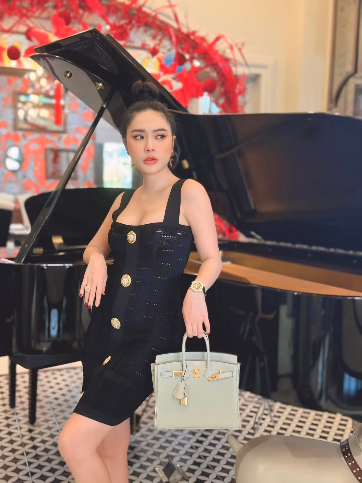 Vợ chồng Đoàn Di Băng nổi tiếng với việc chịu chi sắm sửa cho gia đình và xe cộ.