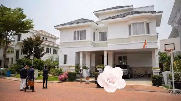 Đoàn Di Băng cho biết, khu vực này gây ấn tượng cho cô từ việc bảo vệ, những người phụ trách an ninh ở đây cao to lực lưỡng như vệ sĩ, cực ngầu. Chuyện ra vô khu nhà này cũng rất khó khăn: