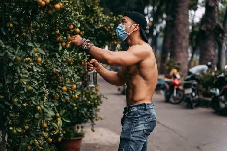 Nhìn những hình ảnh này, không ít chị em dò hỏi cho bằng được nam thanh niên bán quất chỗ nào để còn ra đặt hàng.