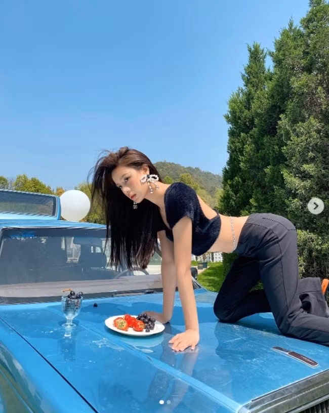 Dù chưa tròn 20 song Milla Liao thường xuyên phô diễn da thịt trong những bộ đồ kiệm vải.