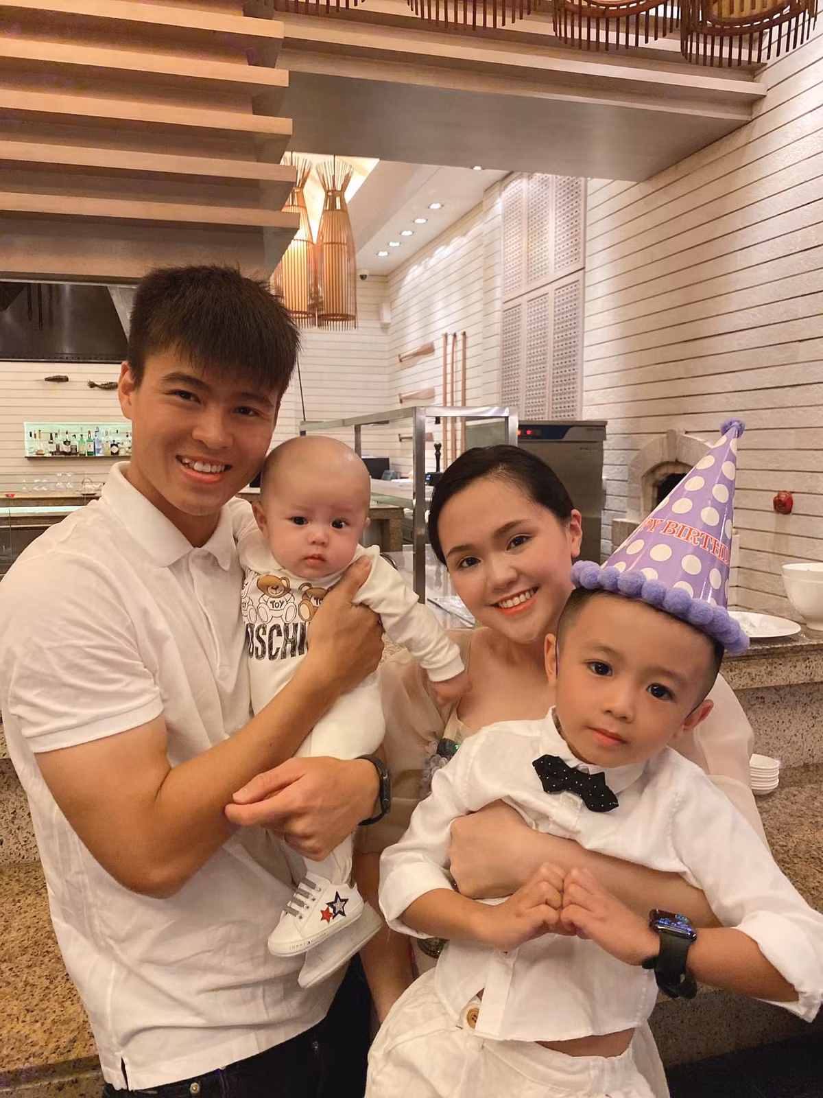 Tuy vậy, xét một cách chung nhất thì bà xã Duy Mạnh vẫn là người phụ nữ vô cùng xinh đẹp.