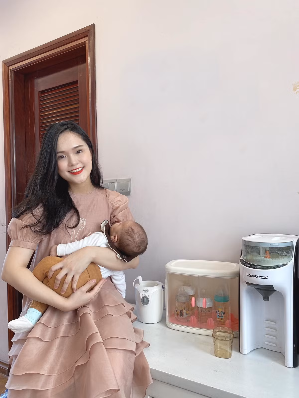 Bên cạnh vấn đề nhan sắc "trồi sụt" khó hiểu, nếu vào trang cá nhân của Quỳnh Anh, nhiều người không khỏi bất ngờ khi cô nàng ít đăng ảnh cá nhân, thay vào đó là những bức hình bán hàng.