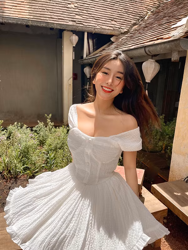 Hiện tại, Ngọc Trân được biết tới là gái xinh có lượng fans "khủng" thuộc top đầu trên mạng Instagram với 1 triệu người theo dõi.
