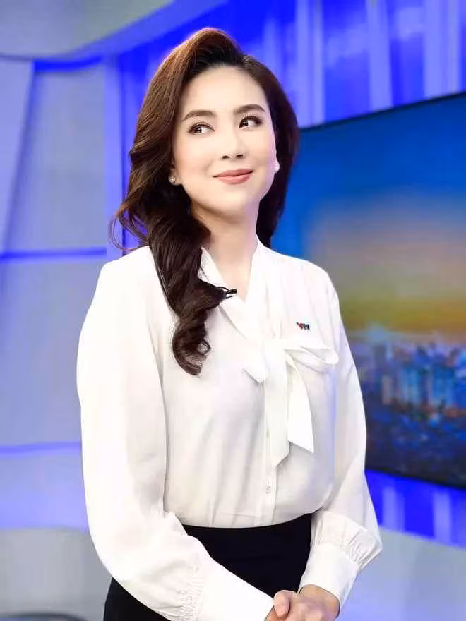 "MC đẹp nhất VTV" khoe dáng nuột nà trong bộ môn thể dục mới Được mệnh danh là "MC đẹp nhất VTV", Mai Ngọc nhận về nhiều sự quan tâm của cộng đồng mạng. Hiện tại cô nàng đang đảm nhận vai trò MC trong chương trình Việt Nam Hôm Nay.