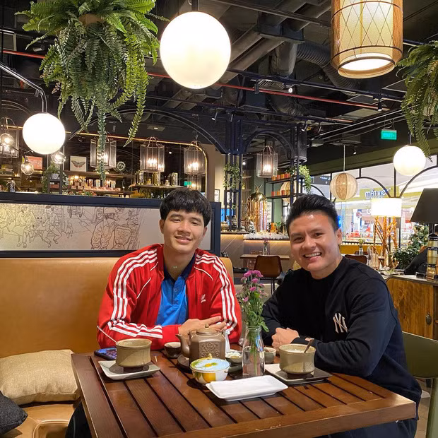 Kể từ sau vụ lùm xùm về chuyện tình tay ba, Quang Hải gần như im hơi lặng tiếng, không có bất cứ động thái nào trên MXH. Thay vào đó, chàng cầu thủ thường xuất hiện với hình ảnh tập trung luyện tập hoặc dành thời gian cho gia đình, bạn bè.
