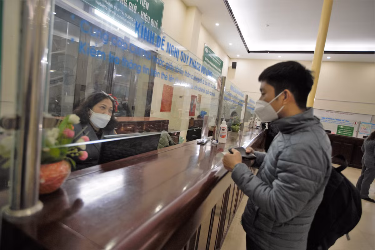 Chuyến tàu muộn nối từ Hà Nội đi các tỉnh khá trống vắng chỗ ngồi.