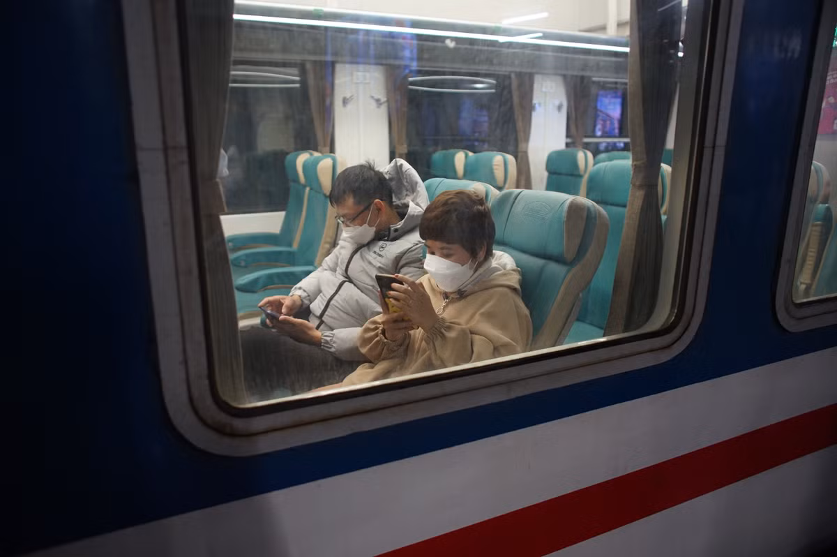 Dù ngồi trên tàu nhưng các vị khách của chuyến tàu giữa năm cũ và năm mới vẫn tuân thủ việc đeo khẩu trang.