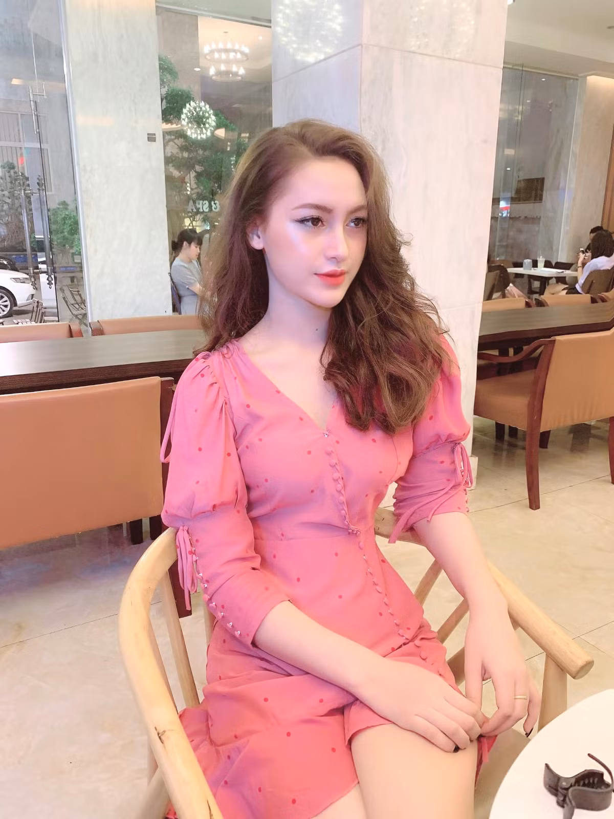 H Duyên-B'krông (thường gọi là Duyên) là một hot girl nổi tiếng trên mạng xã hội.