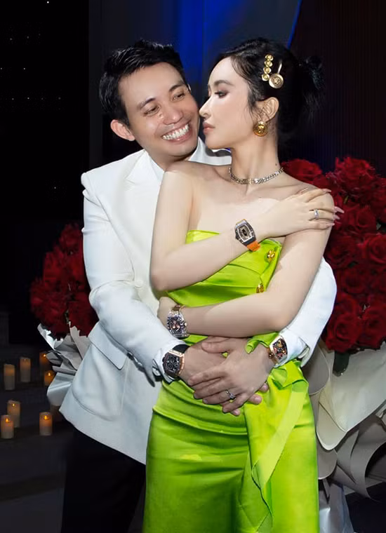Ngoài ra, ở đám cưới của ái nữ nhà Minh Nhựa, trong khi tất cả mọi người đều góp mặt thì Mina Phạm lại có động thái chẳng quan tâm.