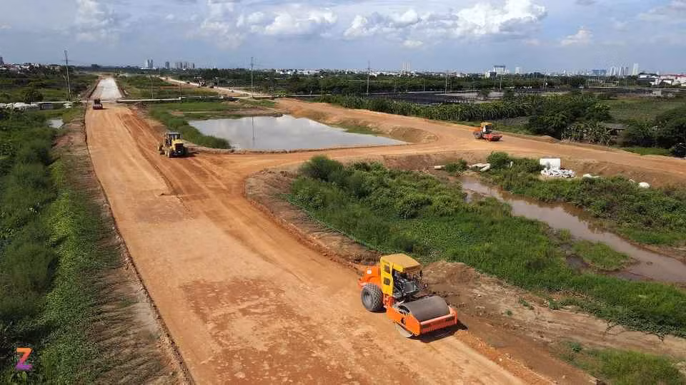Dự án Vành đai 4 đoạn đi qua khu đất này hiện do nhà thầu Vinaconex thi công. Trên công trường, công nhân vẫn đang làm đường song hành dưới thấp.
