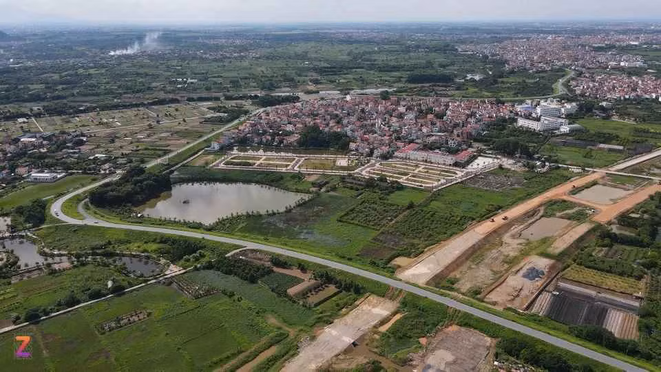 Cách xa trung tâm Thủ đô, nhưng vị trí khu đất này chỉ cách đường Vành đai 4 khoảng 100 m và cách đường đê Tiền Lệ khoảng 300 m.