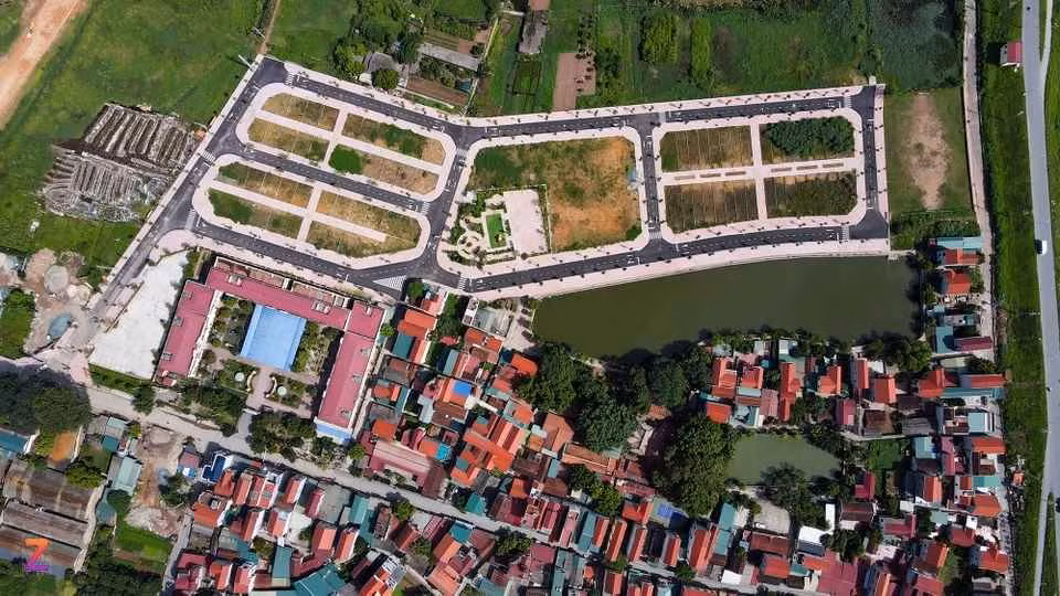 Người dân địa phương cho biết thửa đất này trước đây là cánh đồng Lòng Khúc thuộc làng Tiền Lệ. Thời điểm giữa năm 2022, địa phương bắt đầu di dời mồ mả, thu hồi đất để làm hạ tầng khu dân cư, chuẩn bị đấu giá.