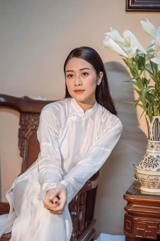 MC Phí Linh nền nã, dịu dàng trong mẫu áo dài di sản đã được phục dựng lại.